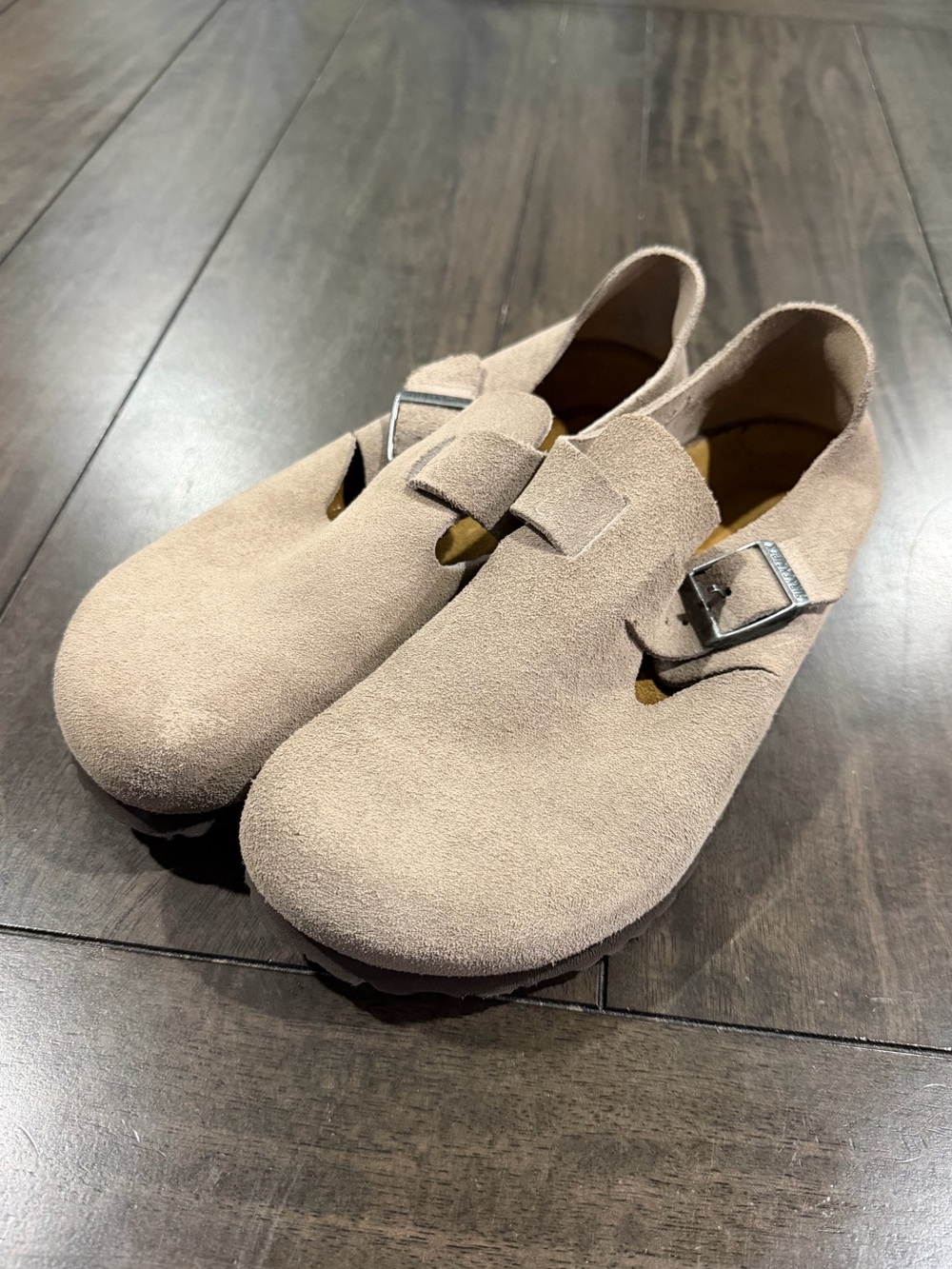 Birkenstock London Women's Beige
Suede Shearling-Lined Closed-Toe Clog